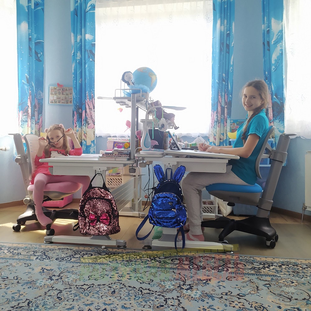  Растущая парта Rifforma Comfort-100 c полкой COMF-PRO Smart-S-Shelf и эргономичным стулом Conan, напольное покрытие Comfguard