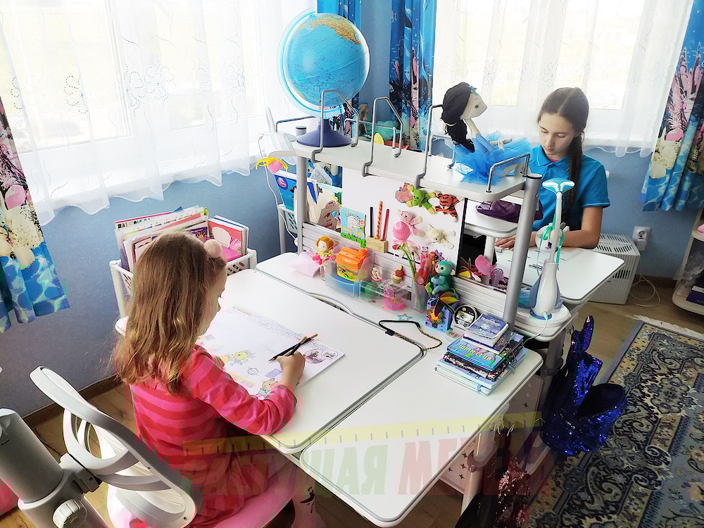  Растущая парта Rifforma Comfort-100 c полкой COMF-PRO Smart-S-Shelf и эргономичным стулом Conan, напольное покрытие Comfguard