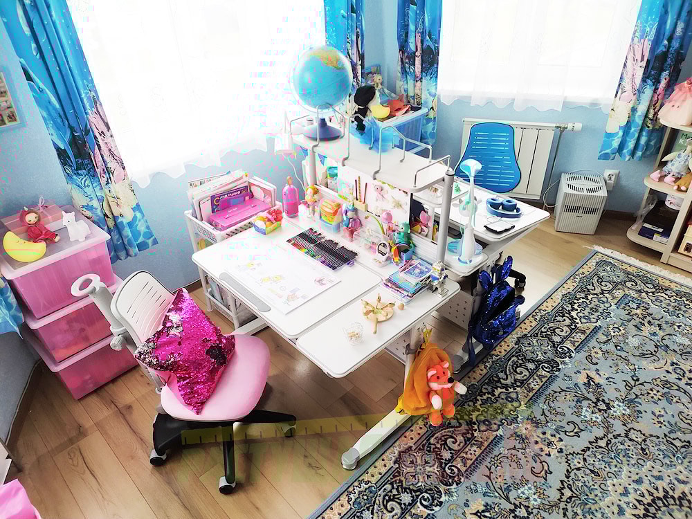  Растущая парта Rifforma Comfort-100 c полкой COMF-PRO Smart-S-Shelf и эргономичным стулом Conan, напольное покрытие Comfguard