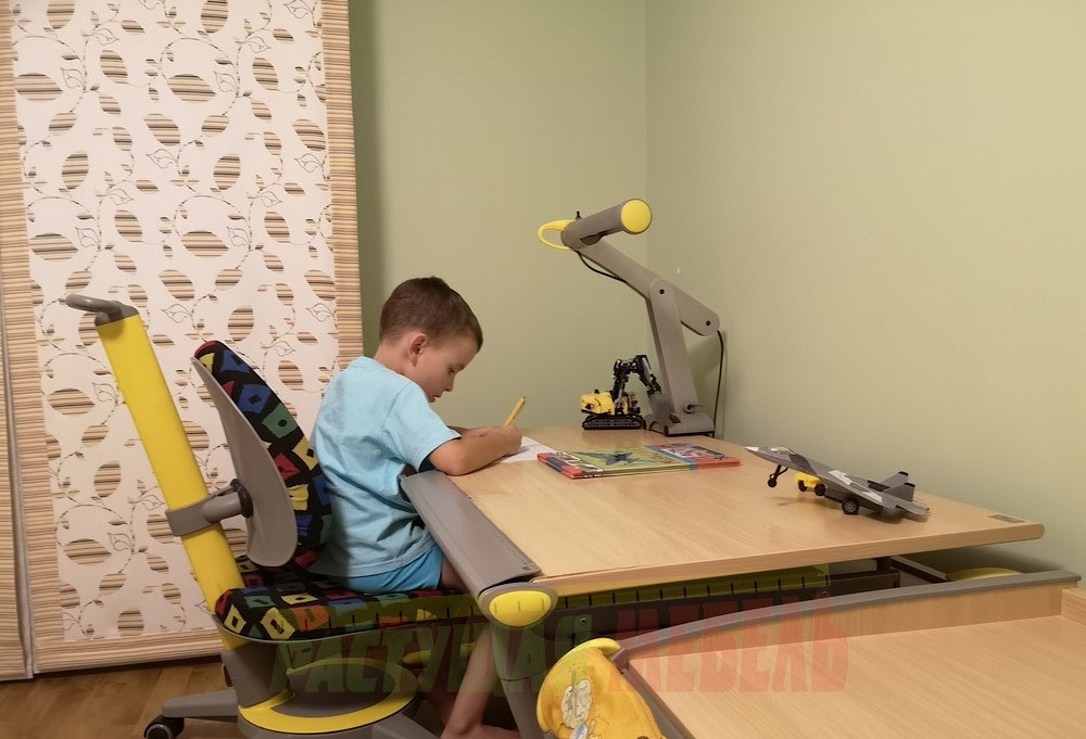 Набор растущей эргономичной мебели (стол-парта moll Runner Basic, стул moll Maximo ,тумбу moll Medi Basic и важные аксессуары - лампа Mobilight и подставка под рюкзак moll Bag Up Basic