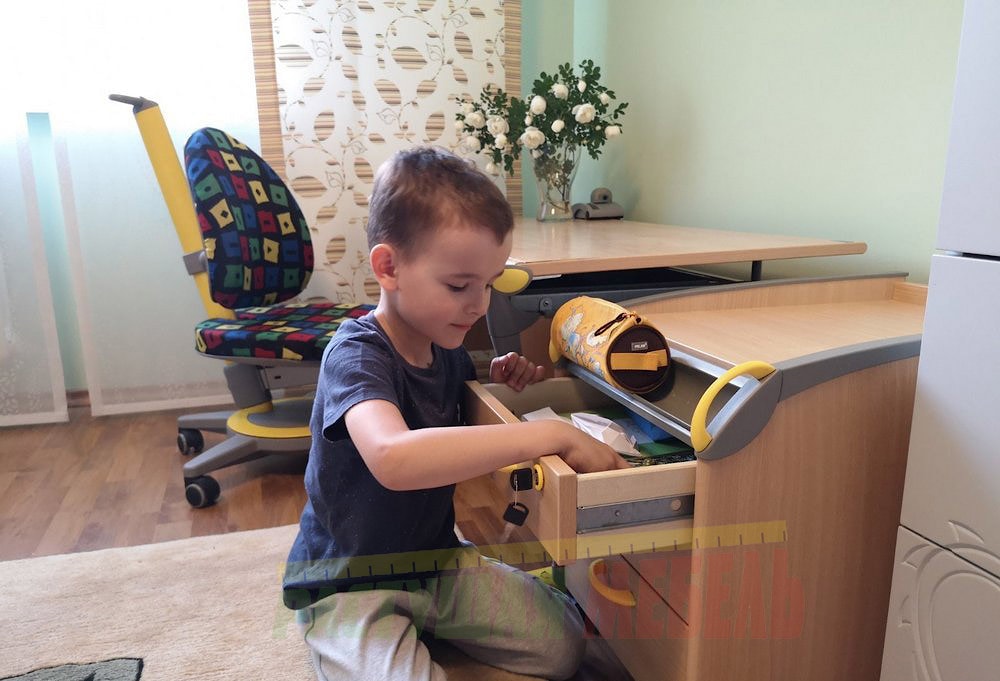 Набор растущей эргономичной мебели (стол-парта moll Runner Basic, стул moll Maximo ,тумбу moll Medi Basic и важные аксессуары - лампа Mobilight и подставка под рюкзак moll Bag Up Basic