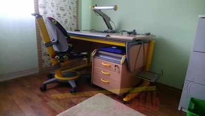 Набор растущей эргономичной мебели (стол-парта moll Runner Basic, стул moll Maximo ,тумбу moll Medi Basic и важные аксессуары - лампа Mobilight и подставка под рюкзак moll Bag Up Basic