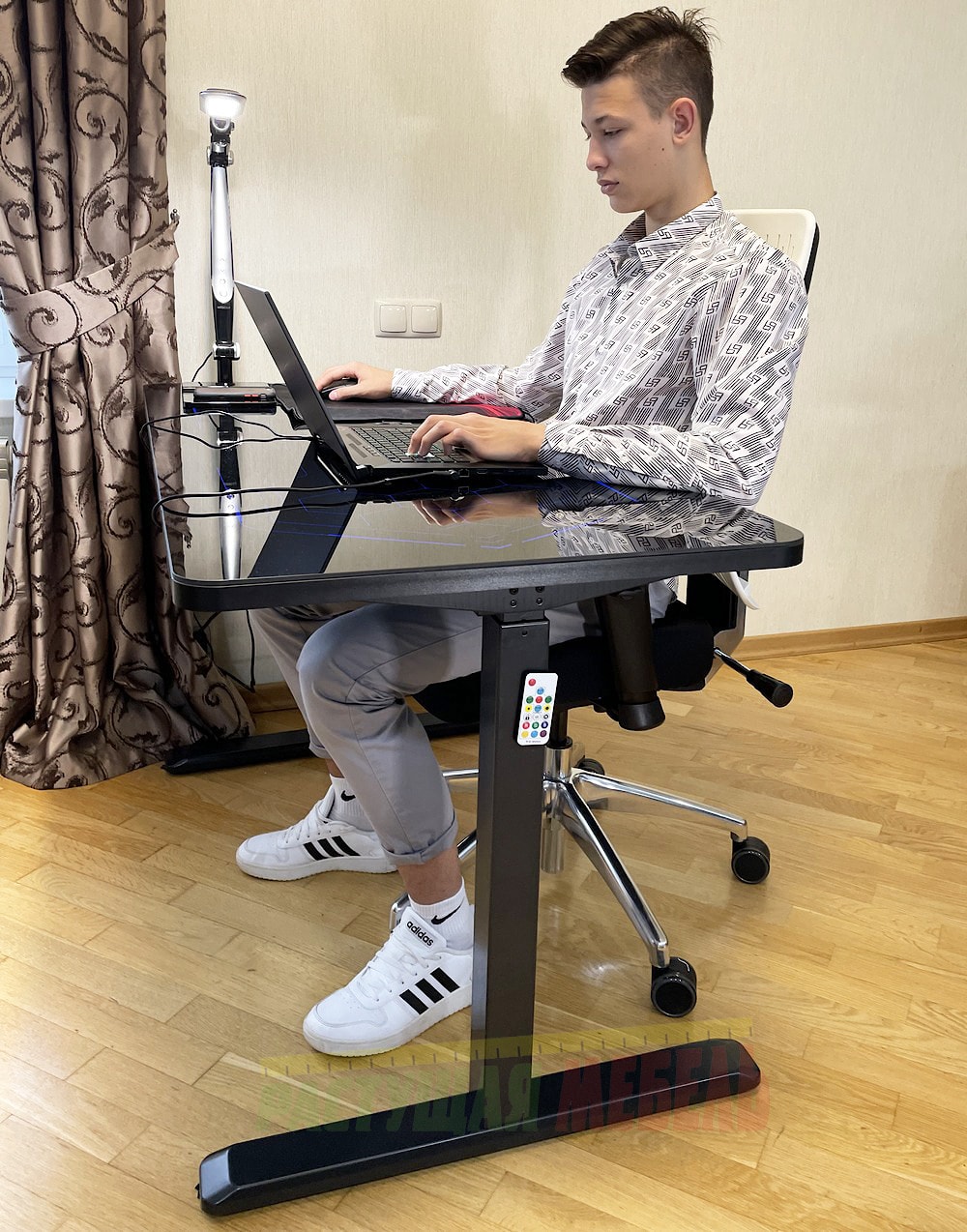 Пульт управления на магните можно закрепить на опорной раме.