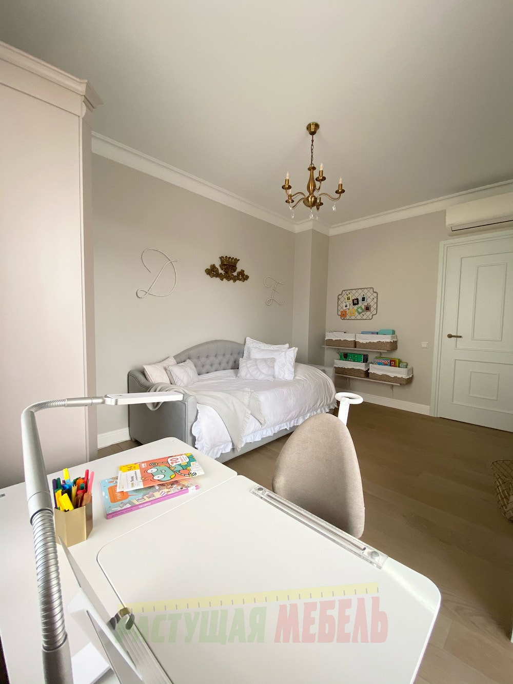 Регулируемая растущая парта moll Champion, стул moll  Maximo и лампа moll Flexlight