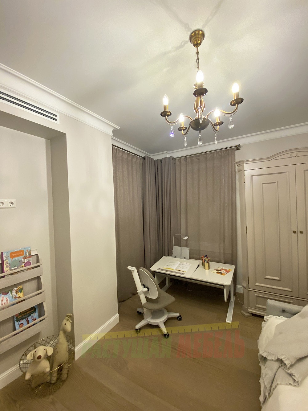 Регулируемая растущая парта moll Champion, стул moll  Maximo и лампа moll Flexlight