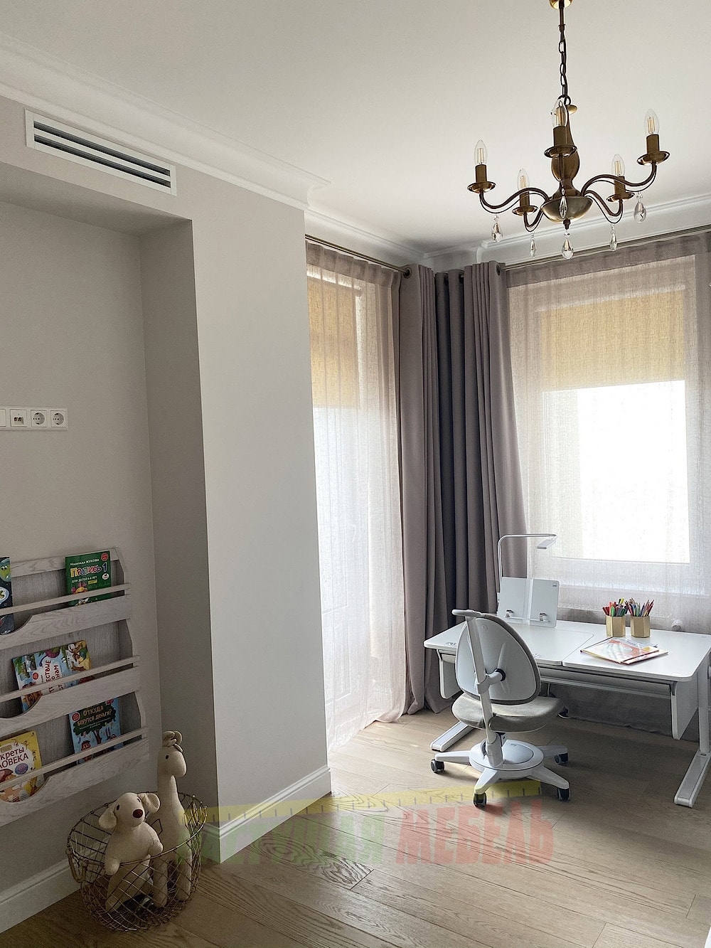 Регулируемая растущая парта moll Champion, стул moll Maximo и лампа moll Flexlight