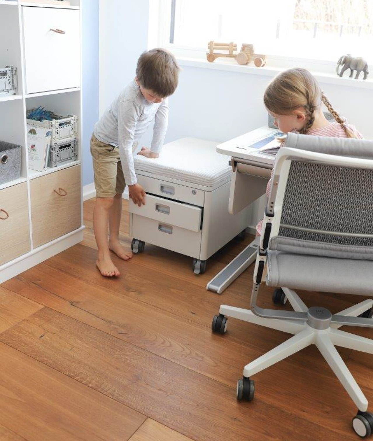 Растущий стол-парта Champion Compact для детей c тумбой Cubic