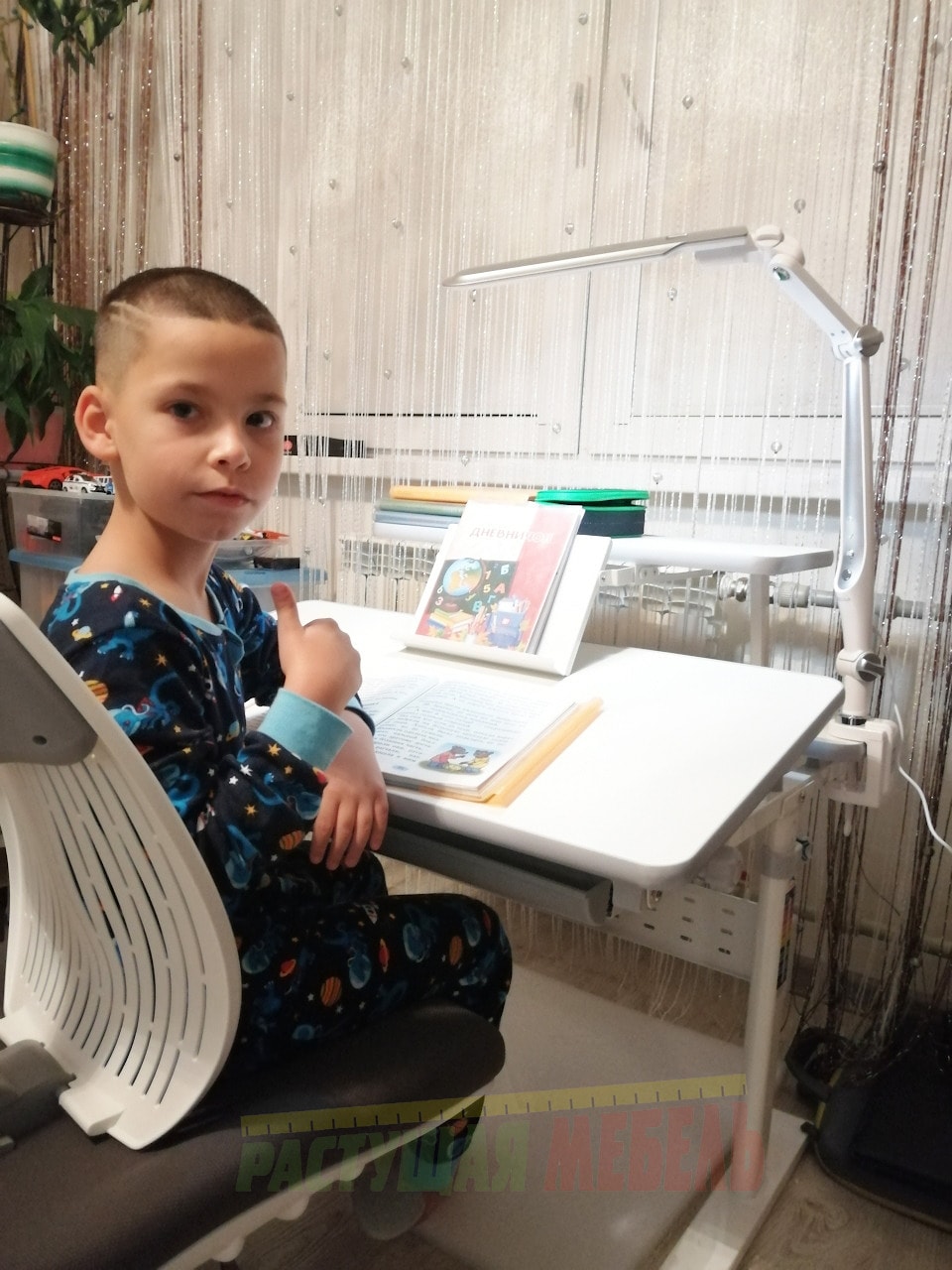 Эргономичный стул для детей COMF-PRO UltraBack и растущая парта  парты Study Desk E202S