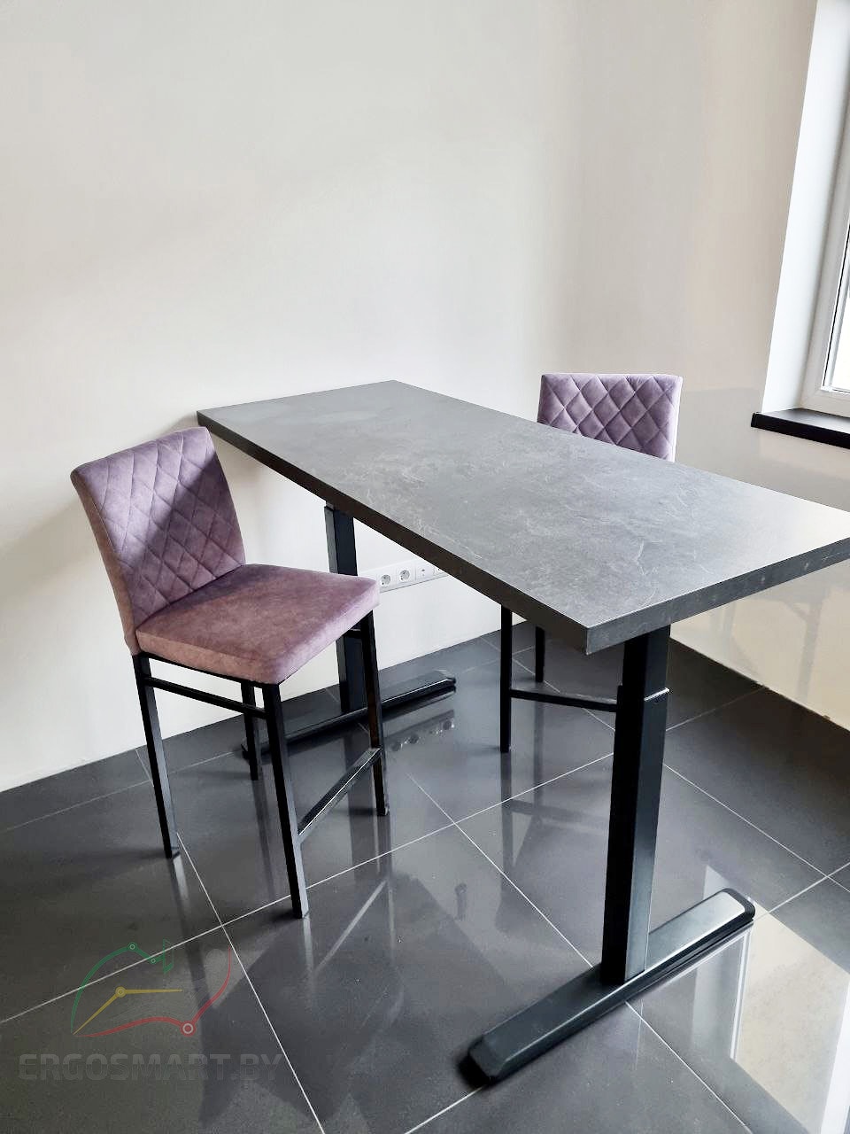 Регулируемый стол Manual Desk с барными стульями