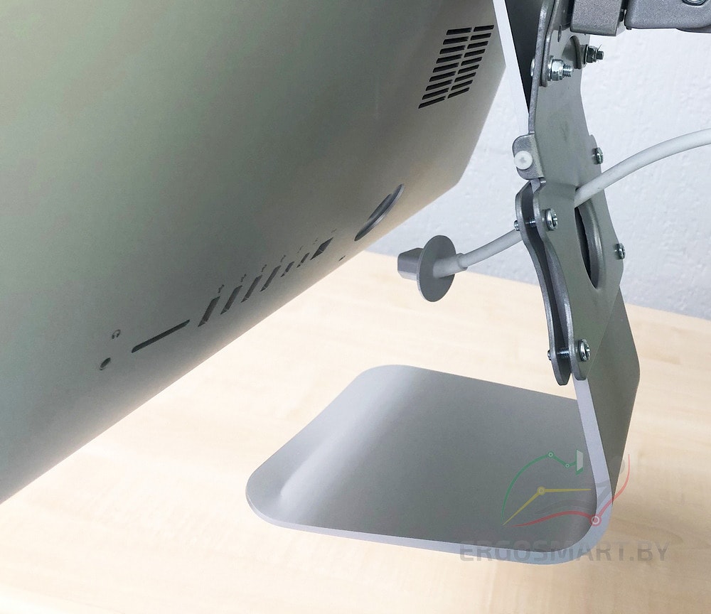 Кабель питания к моноблоку Apple iMac без помех проходит через адаптер-держатель