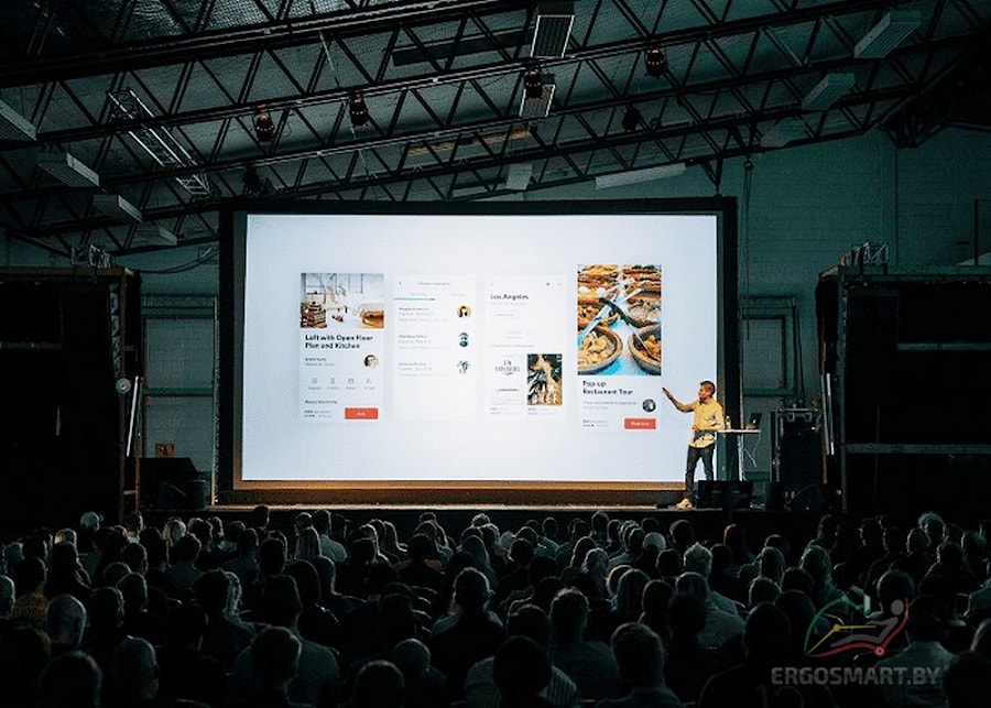 Конторка регулируемая Altais во время презентации на широкую аудиторию