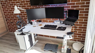 Стол Electric Desk, кронштейн Simple, кронштейн Twin, адаптер для ноутбука, держатель для системного блока Easy, органайзер Ergo Cabel, держатель сетевого фильтра 
