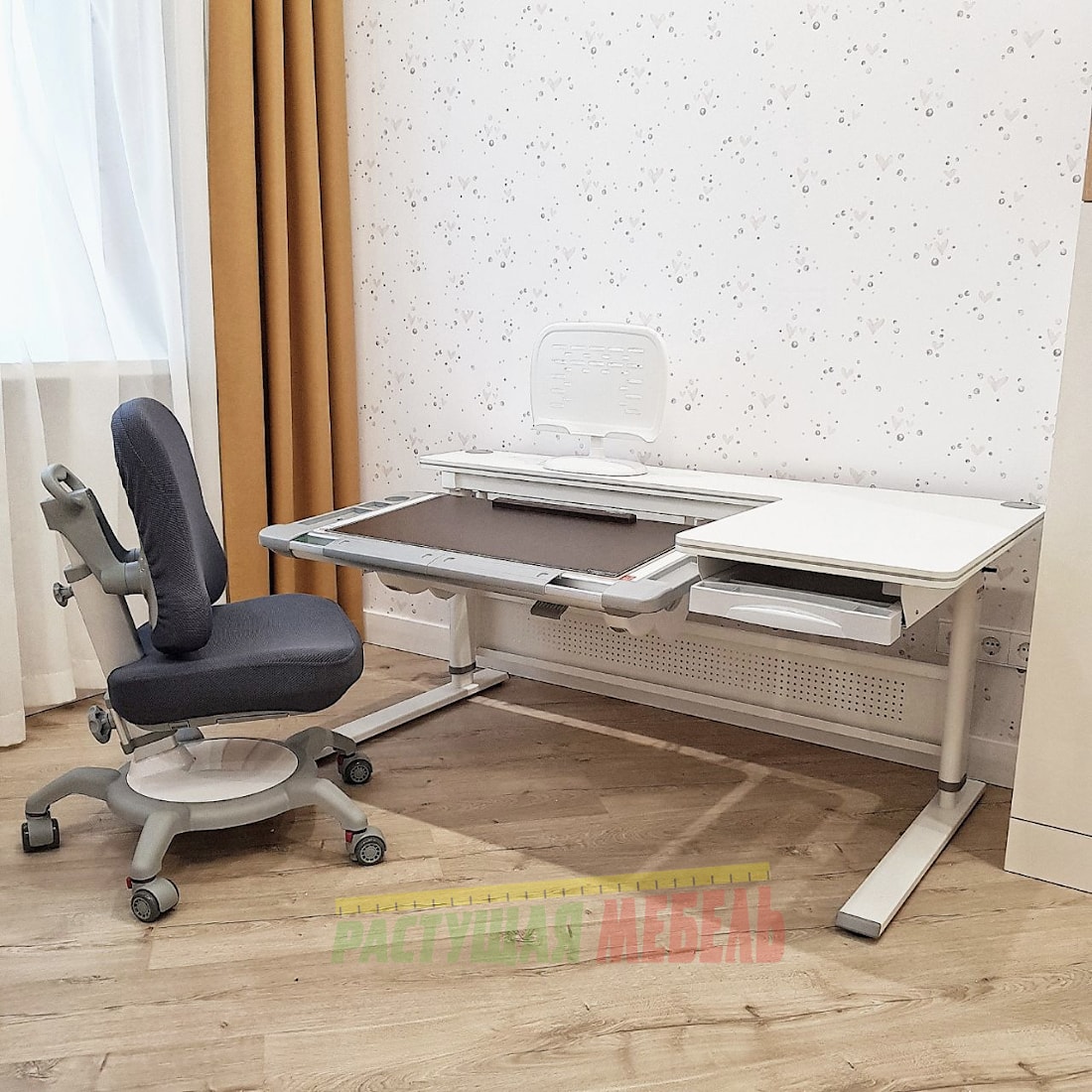 на фото: парта Comf-Pro M9i, накладка Comf-pro Desk Mat с магнитным держателем, подставка для книг и планшета Smаrt A304 и стул Coobee-142 c чехлом.