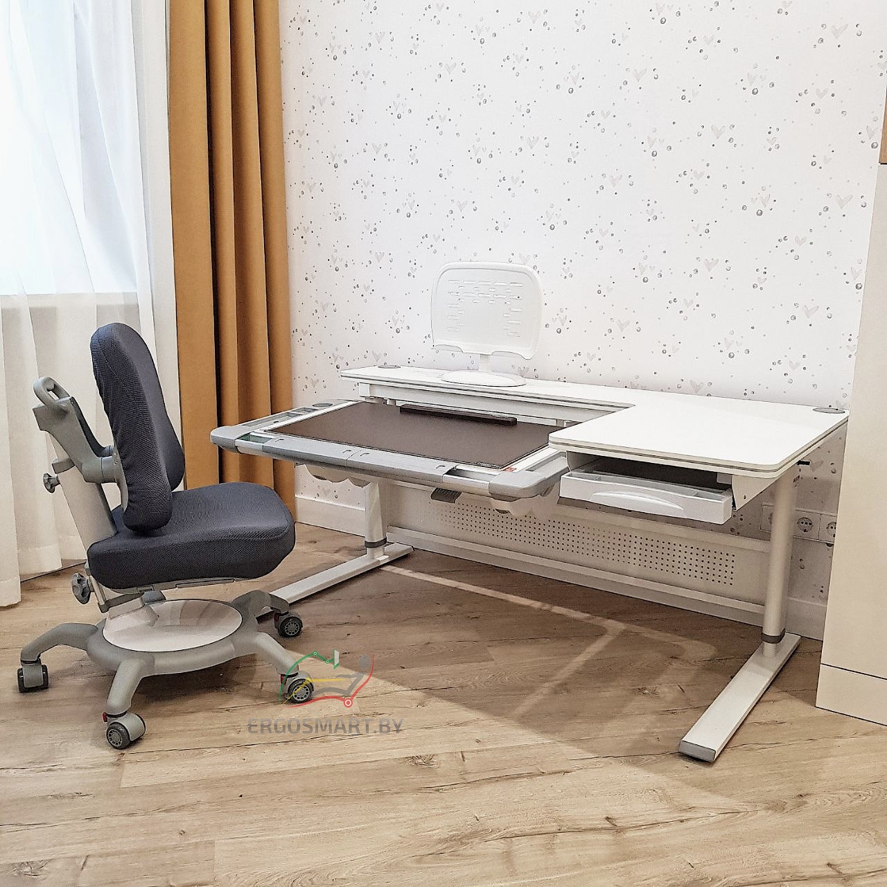 на фото: парта Comf-Pro M9i, накладка Comf-pro Desk Mat с магнитным держателем, подставка для книг и планшета Smаrt A304 и стул Coobee-142 c чехлом.