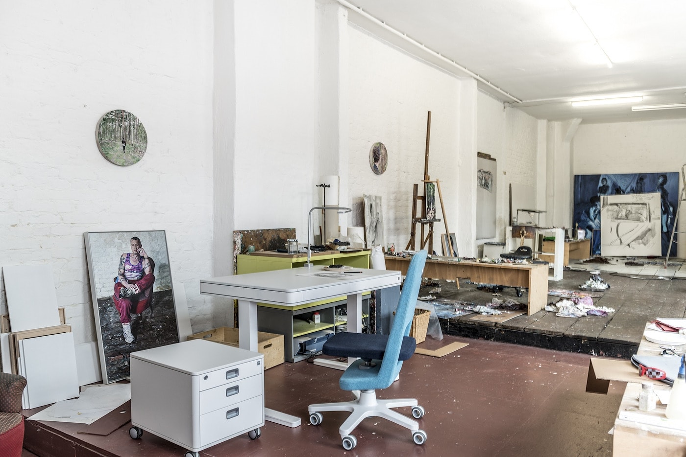 Регулируемый письменный стол для детей и взрослых moll T8 в интерьере: