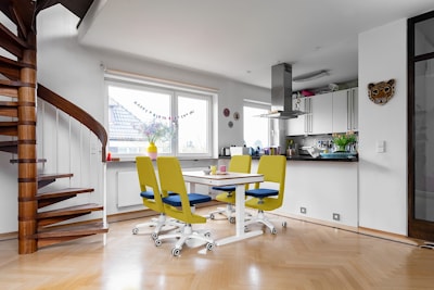 Регулируемый письменный стол для детей и взрослых moll T8 в интерьере: