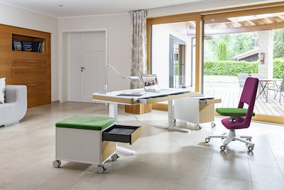 Регулируемый письменный стол для детей и взрослых moll T8 в интерьере: