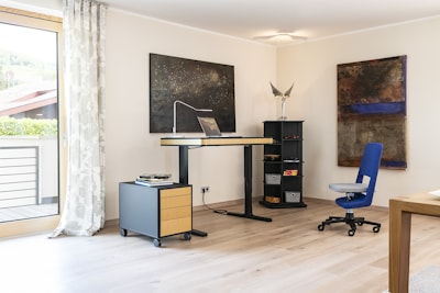 Регулируемый письменный стол для детей и взрослых moll T8 в интерьере: