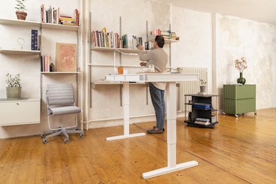 Регулируемый стол moll T6 в интерьере