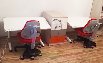 Комната двух разновозрастных детей, школьника и дошкольника с одинаковыми моделями парты и стула - Акция "конкурс интерьеров"