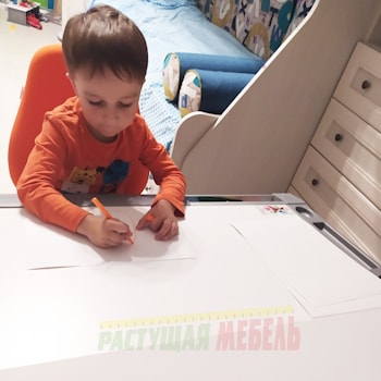 Рабочее место пятилетнего мальчика с партой с двойной регулировкой высоты- Акция "конкурс интерьеров"