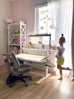 Парта СOMF-PRO M7 для работы сидя и стоя в интерьере детской комнаты маленькой фигуристки Евы - Акция "Конкурсов интерьеров  