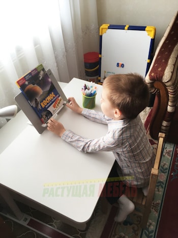 Рабочее место дошкольника Владислава с компактной партой Champion Compact и анализом всех плюсов модели - Акция "Конкурс интерьеров"  